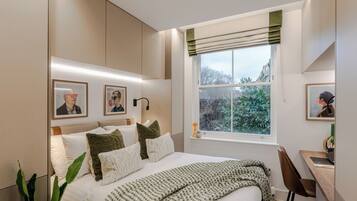 Business Studio | In-room safe, iron/ironing board