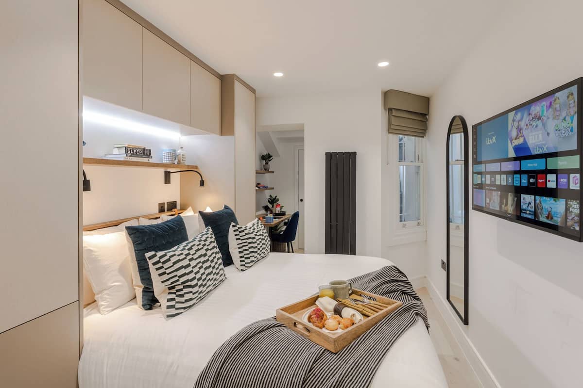 City studio | Een kluis op de kamer, een strijkplank/strijkijzer