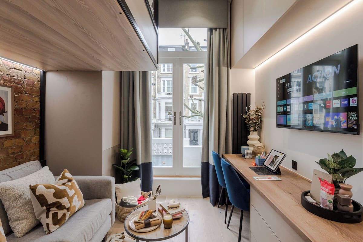 Club studio | Een kluis op de kamer, een strijkplank/strijkijzer