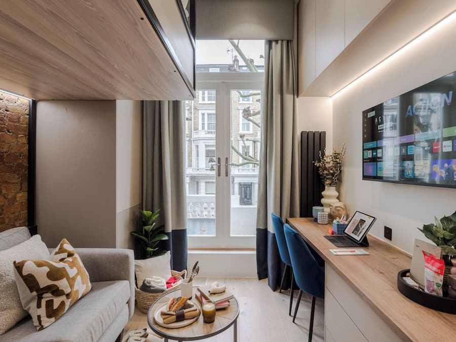 Studio Klub | Brankas, meja kerja, ruang kerja ramah laptop, dan setrika/meja setrika