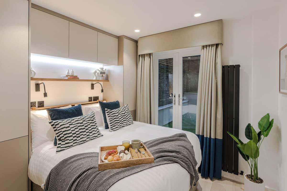 Superior studio, patio | Een kluis op de kamer, een strijkplank/strijkijzer