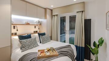 Superior Studio, Patio | In-room safe, iron/ironing board