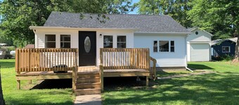 Charming 2-bed cottage on Bass Lake with access to public beach and boat launch.