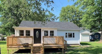 Charming 2-bed cottage on Bass Lake with access to public beach and boat launch.