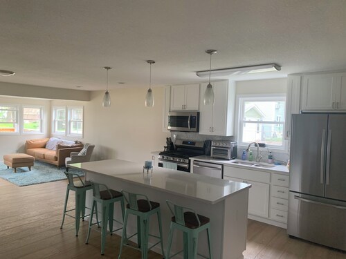 Charming 2-bed cottage on Bass Lake with access to public beach and boat launch.
