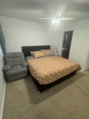 3 bedrooms, iron/ironing board, WiFi, bed sheets - Charming 3-bedroom townhome with WiFi and AC in Coombs (Coombs)