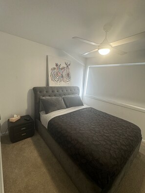 3 bedrooms, iron/ironing board, WiFi, bed sheets - Charming 3-bedroom townhome with WiFi and AC in Coombs (Coombs)