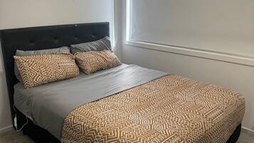 3 bedrooms, iron/ironing board, WiFi, bed sheets