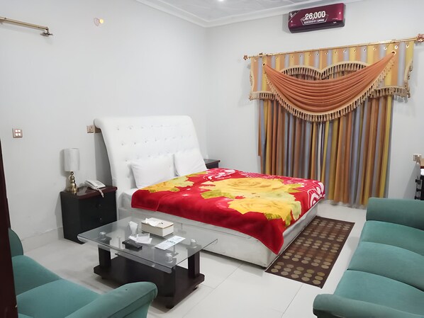 Deluxe Tek Büyük veya İki Ayrı Yataklı Oda | Masa, ücretsiz kablosuz İnternet 