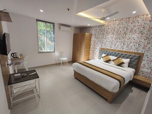 Desk, free WiFi - Hotel Morya Residency Parel (Mumbai)