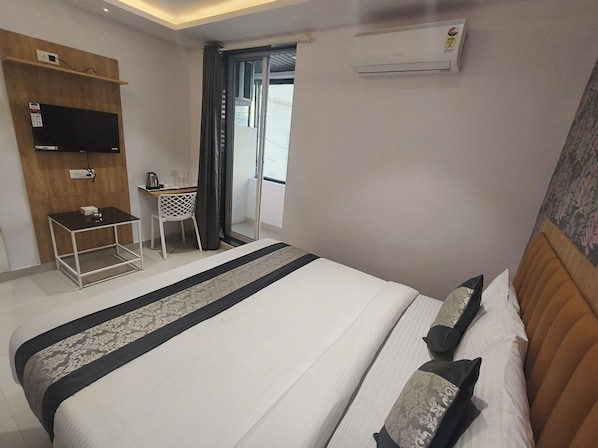 Executive Double Room | Desk, free WiFi