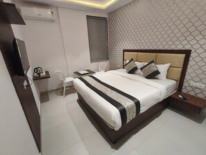 Desk, free WiFi - Hotel Morya Residency Parel (Mumbai)
