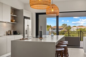 Geladeira, micro-ondas, fogão, cooktop