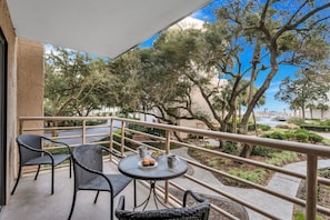 Outdoor dining - 2119 Villamare @ Palmetto Dunes | Seconds to Beach | Lagoon View | Pool & Spa | Oceanfront (Hilton Head Island)