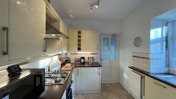 Superior House, 3 Bedrooms | Private kitchen | Electric kettle