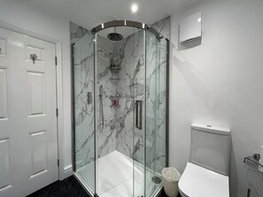 Superior House, 3 Bedrooms | Bathroom - 1 Lathom Avenue (Morecambe)