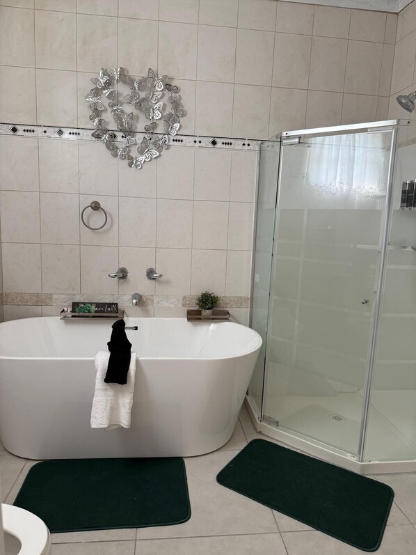 Secadora de cabello, toallas, jabón, papel de baño 