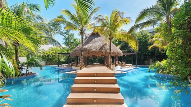 حمام سباحة