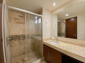 Suihku, hiustenkuivaaja