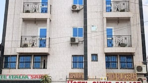A multi-story building with balconies, a restaurant, and a bar named 'Hotel Guiko Palace'. - HOTEL GUIKO PALACE (Yaoundé)