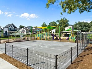 Sports court - Oakwood Cottage - Put Green, Fire Pit, Mins to DT (Raleigh)