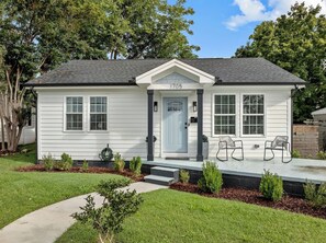 Exterior - Oakwood Cottage - Put Green, Fire Pit, Mins to DT (Raleigh)