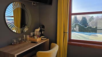 Habitación clásica con 1 cama doble o 2 individuales, vistas a la montaña | Minibar con artículos gratuitos y wifi gratis