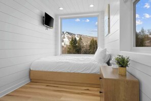 3 bedrooms, WiFi, bed sheets - Green Mountain Container | Best Views @ Mount Snow (Dover)