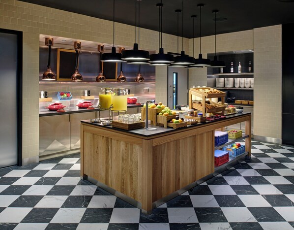 Petit déjeuner buffet (19 EUR par personne)