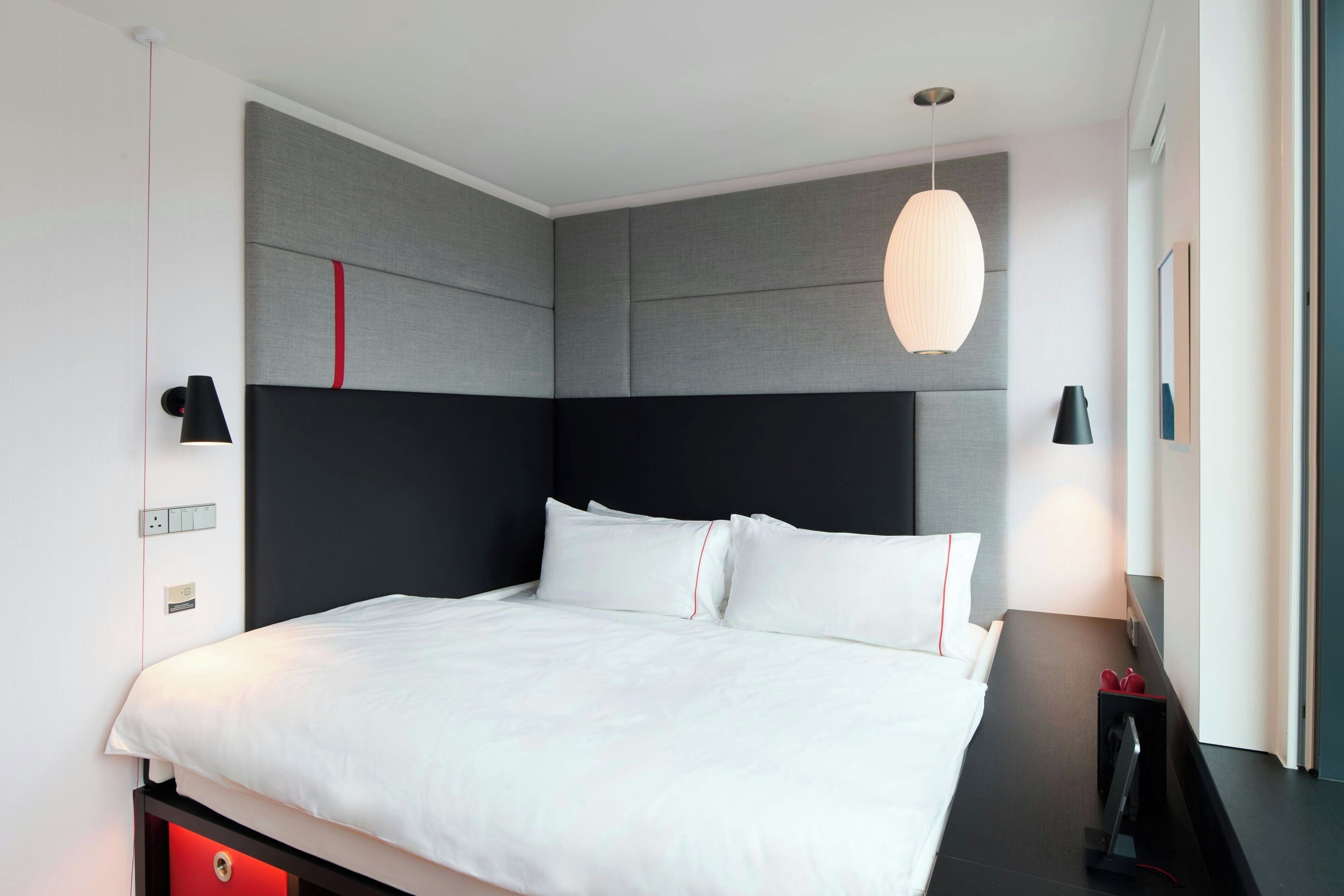 Quarto, 1 cama King (Mobility Accessible, Roll-In Shower) | Roupas de cama premium, camas com colchões pillow-top