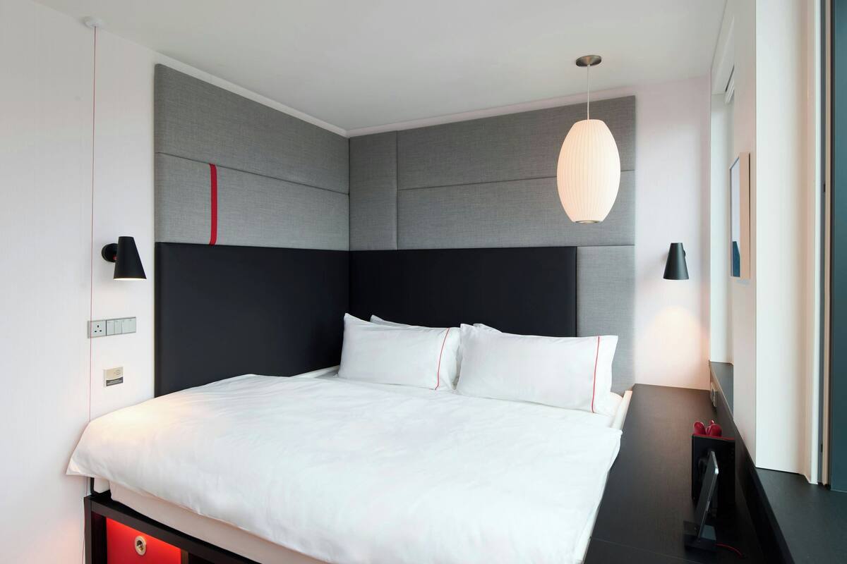 Room, 1 King Bed (Mobility Accessible, Roll-In Shower) | Premium bedding, pillowtop beds, in-room safe, desk