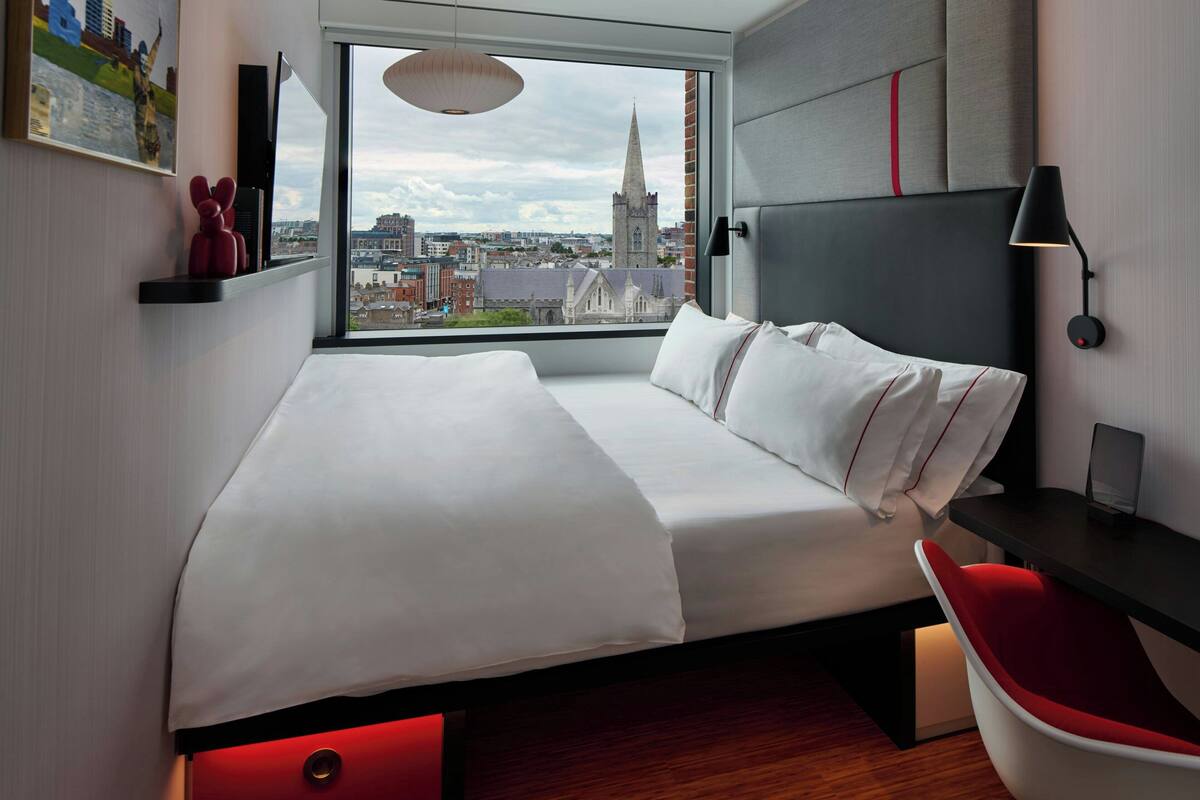 Premium Room, 1 King Bed (View) | Premium bedding, pillowtop beds, in-room safe, desk