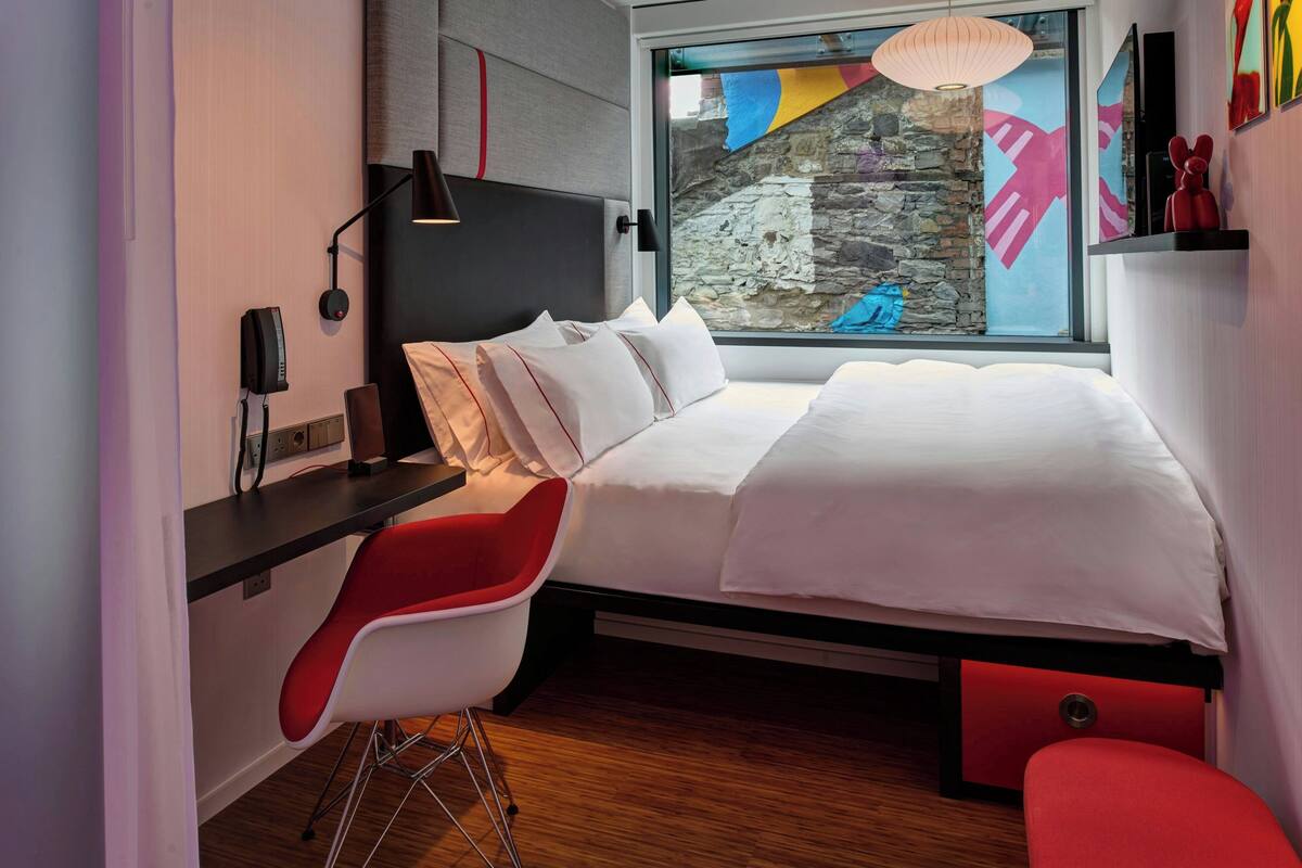 Room, 1 King Bed | Premium bedding, pillowtop beds, in-room safe, desk