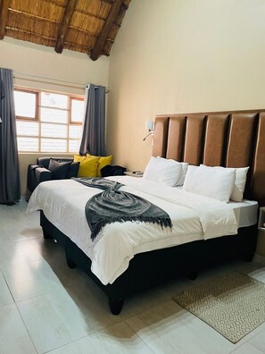 Tremannsrom – deluxe, terrasse, hageutsikt | Sengetøy av topp kvalitet, wi-fi (inkludert) og sengetøy