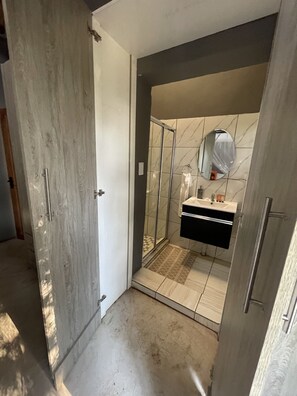 Deluxe Double Room, 1 King Bed, Patio, Garden View | Bathroom - Pan African Safari Lodge  (Nkomazi)