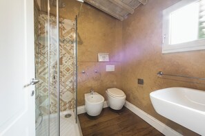 Apartamento conforto | Banheiro | Produtos de toalete grátis, secador de cabelo, toalhas de banho 