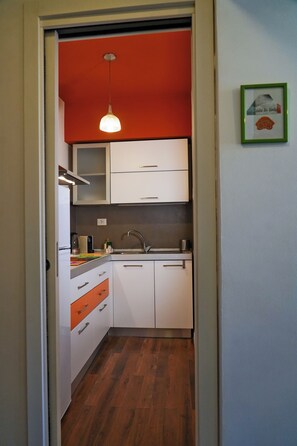 Kühlschrank, Ofen, Herdplatte, Wasserkocher