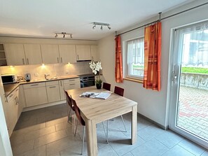 Réfrigérateur, micro-ondes, plaque de cuisson, lave-vaisselle