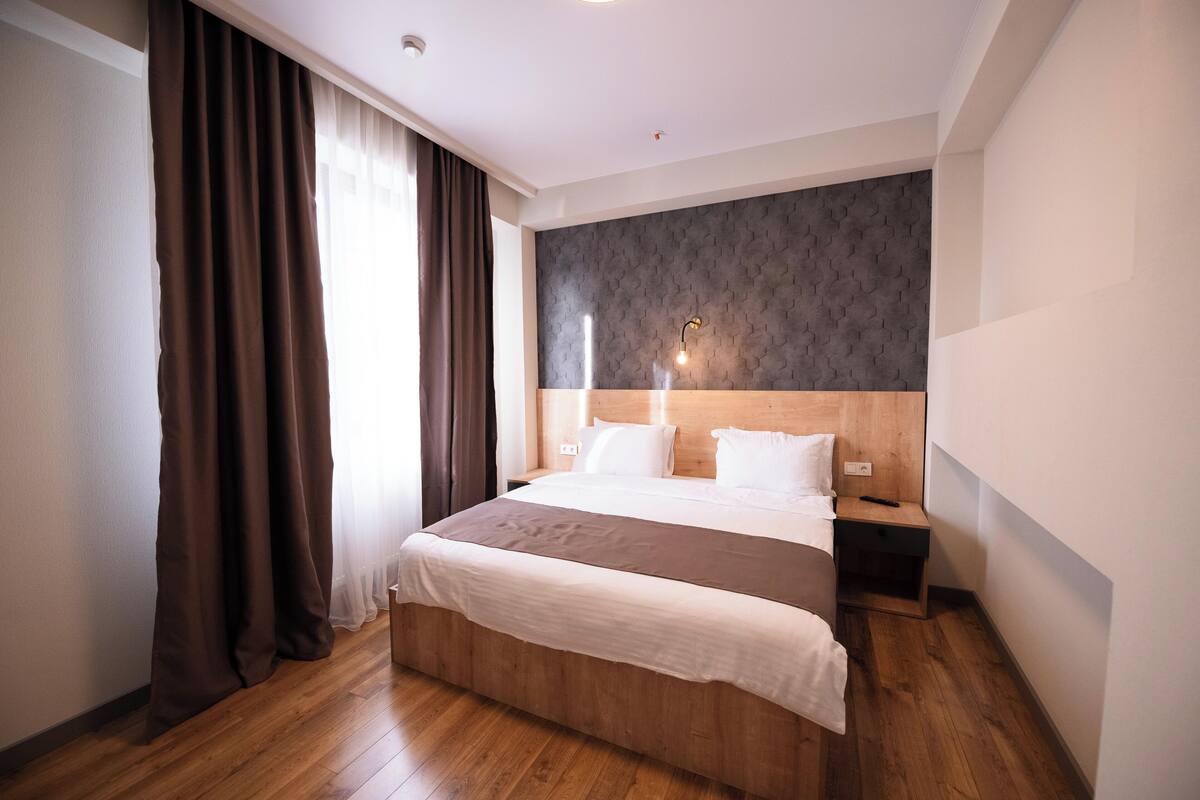 1 habitación, caja de seguridad en la habitación y escritorio