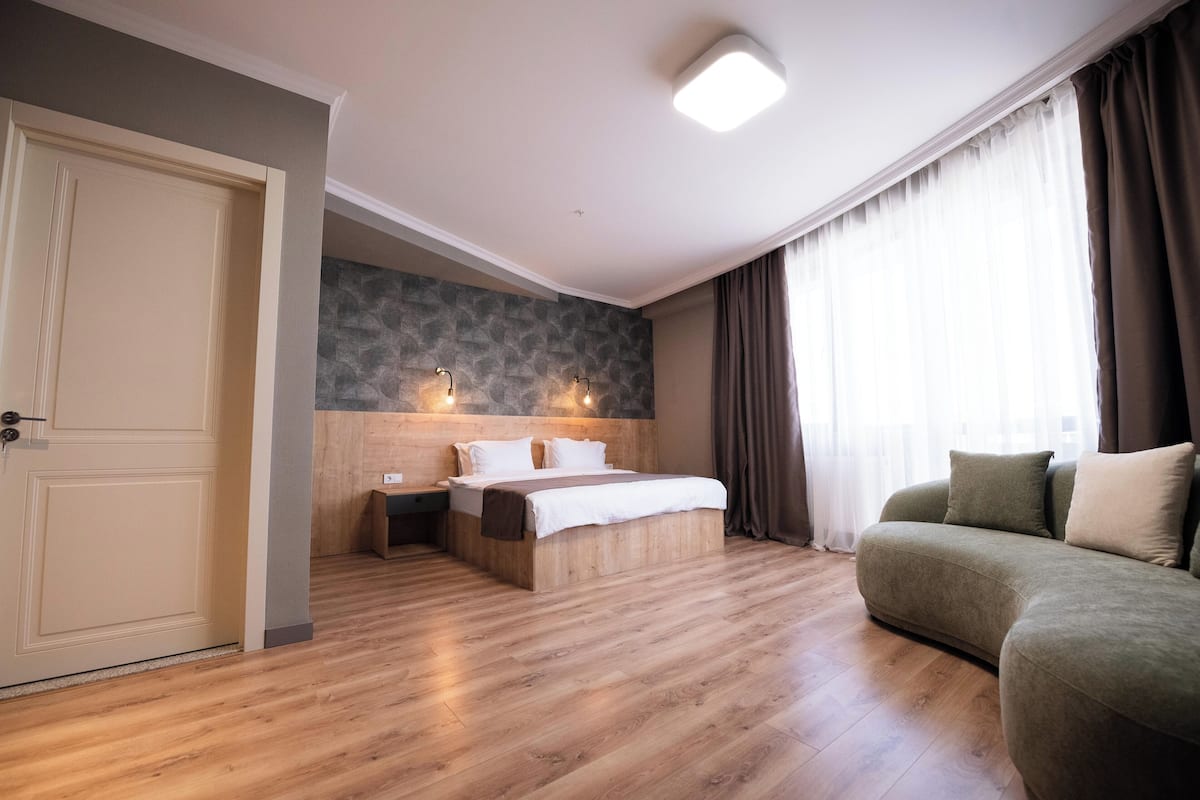 1 habitación, caja de seguridad en la habitación y escritorio