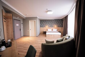 Superior Room | 1 bedroom, in-room safe, desk, iron/ironing board