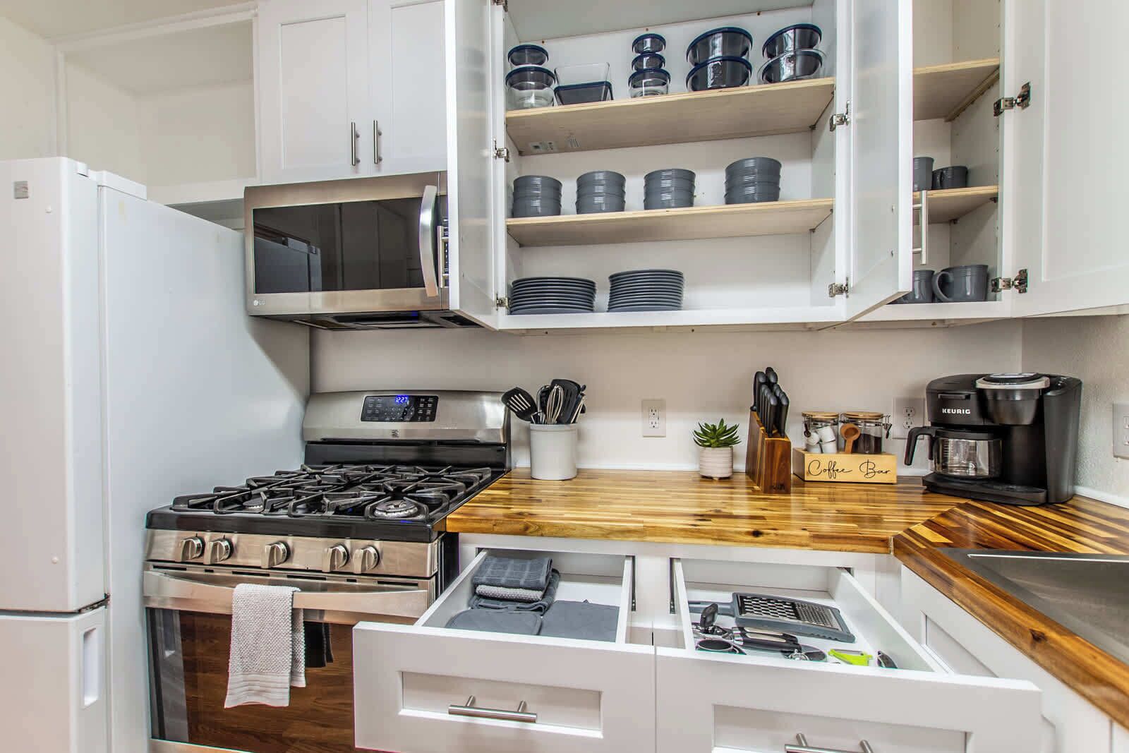 Réfrigérateur, micro-ondes, four, plaque de cuisson