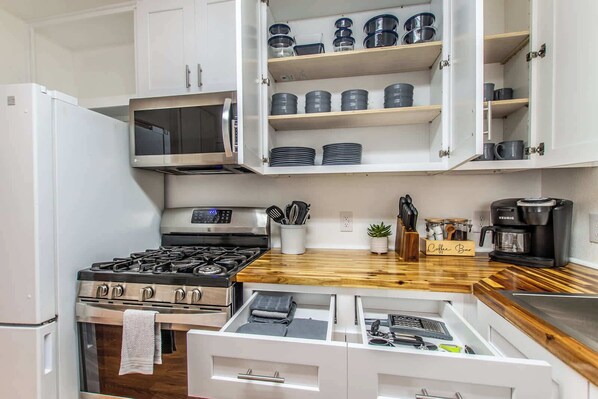 Kühlschrank, Mikrowelle, Ofen, Herdplatte