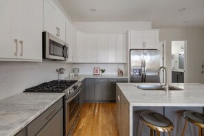 Fridge, microwave, oven, stovetop - The Pink Stetson: Rooftop Views, Party Hats, Games (Nashville)