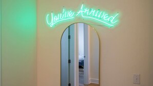 Une enseigne au néon au-dessus d’une porte sur laquelle on peut lire : « Vous êtes arrivé. »