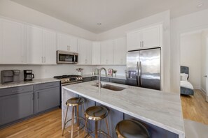 Frigorifero, microonde, forno, piano cottura