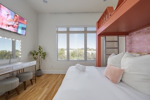 3 bedrooms, desk, iron/ironing board, WiFi - The Pink Stetson: Rooftop Views, Party Hats, Games (Nashville)