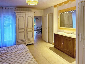3 bedrooms, iron/ironing board, WiFi