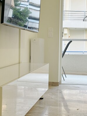 160-cm TV with cable channels, streaming services