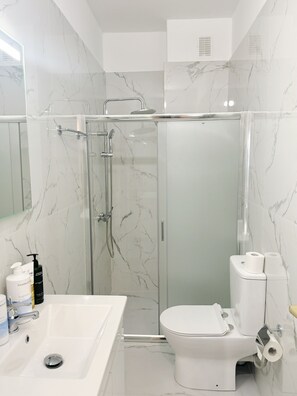 Appartement Premier, vue sur la cour intérieure | Salle de bain | Pantoufles